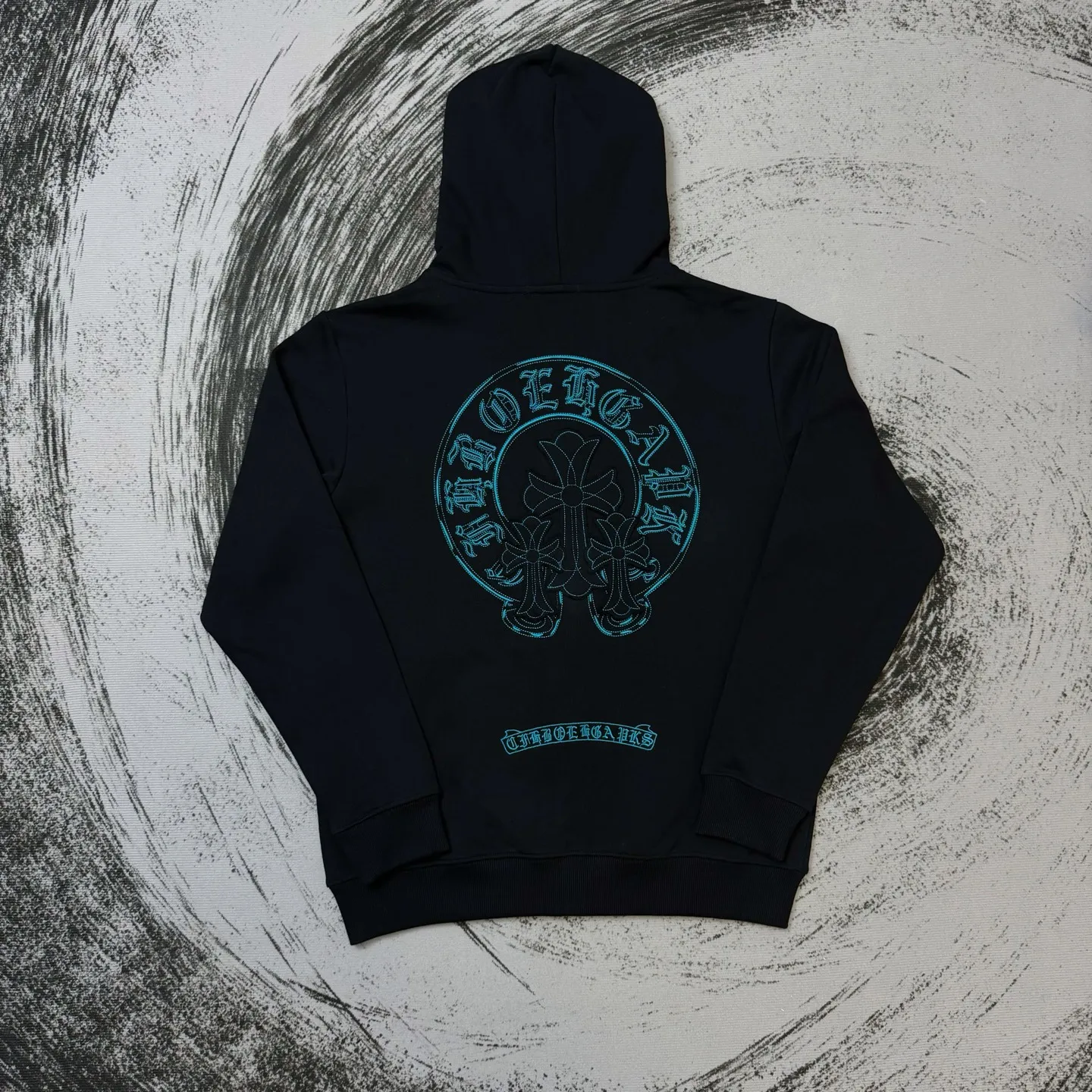P320 Chrome Hearts large label embroidered hooded jacket ChromeHearts counter, made of 430g double-strand double yarn pure cotton terry fabric, original custom hardware zipper, details restored in place, very textured on the handle, three-dimensional and atmospheric, versatile and easy to wear in autumn, simple and elegant, using os version The upper body effect is very good, suitable for all body types, soft and comfortable, CH Sanskrit embroidered letters on the front ➕ Horseshoe Sanskrit large leather label on the back The small mark on the hem is the finishing touch. It is machine washable. It will not fade or deform. It has complete accessories. Original mold opening. Perfect restoration. ZP 2:1. Same style for men and women. Versatile and not picky. Size: s m l xl. Color: black